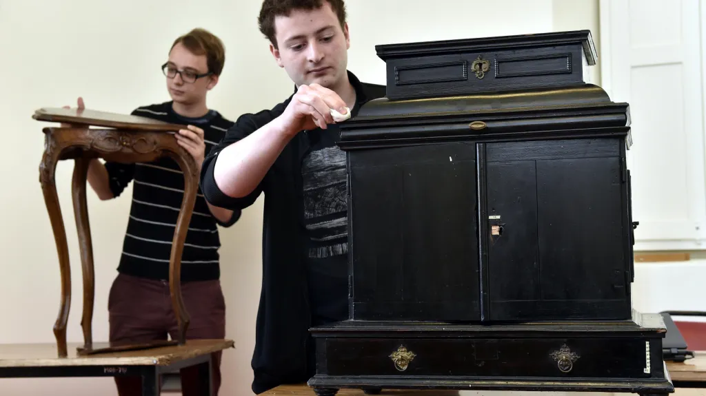 Studenti opravují nábytek na zámku ve Slavkově už šestým rokem