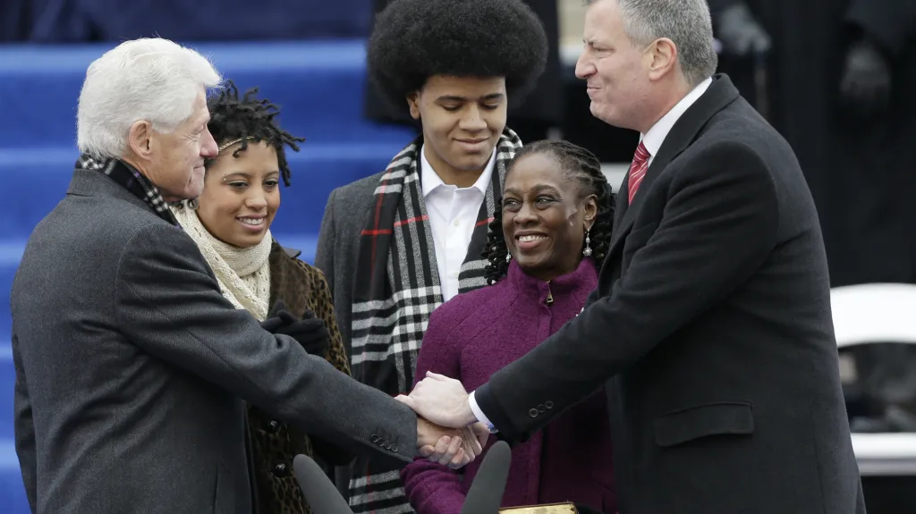 De Blasio přijímá Clintonovu gratulaci při inauguračním obřadu