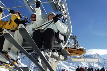 Rakousko vyhodnotilo jarní rozšíření koronaviru v Tyrolsku. Lyžařské areály měly zavřít o den dříve