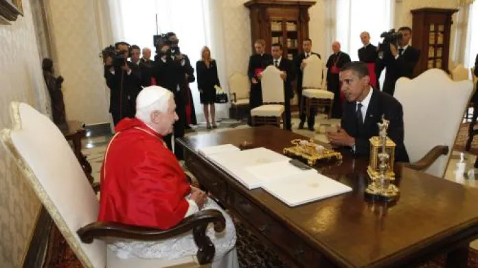 Barack Obama hovoří s Benediktem XVI.