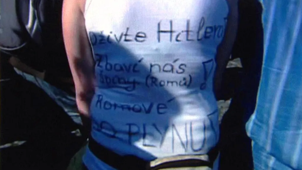 Tričko s neonacistickou tematikou