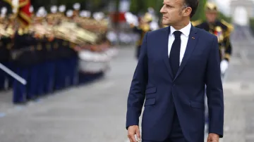 Vojenská přehlídka v Paříži k výročí dobytí Bastily
