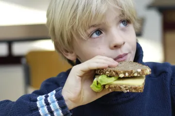 Ve školách začíná platit mírnější verze pamlskové vyhlášky. Na pulty se vrací šunka, bagety i tvarohové dezerty