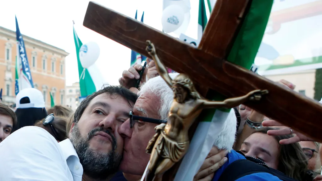 Matteo Salvini s fanouškem na demonstraci v Římě
