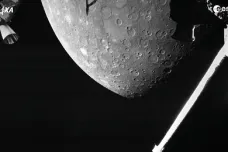 Evropsko-japonská sonda poprvé vyfotila Merkur. Proletěla jen dvě stě kilometrů od něj