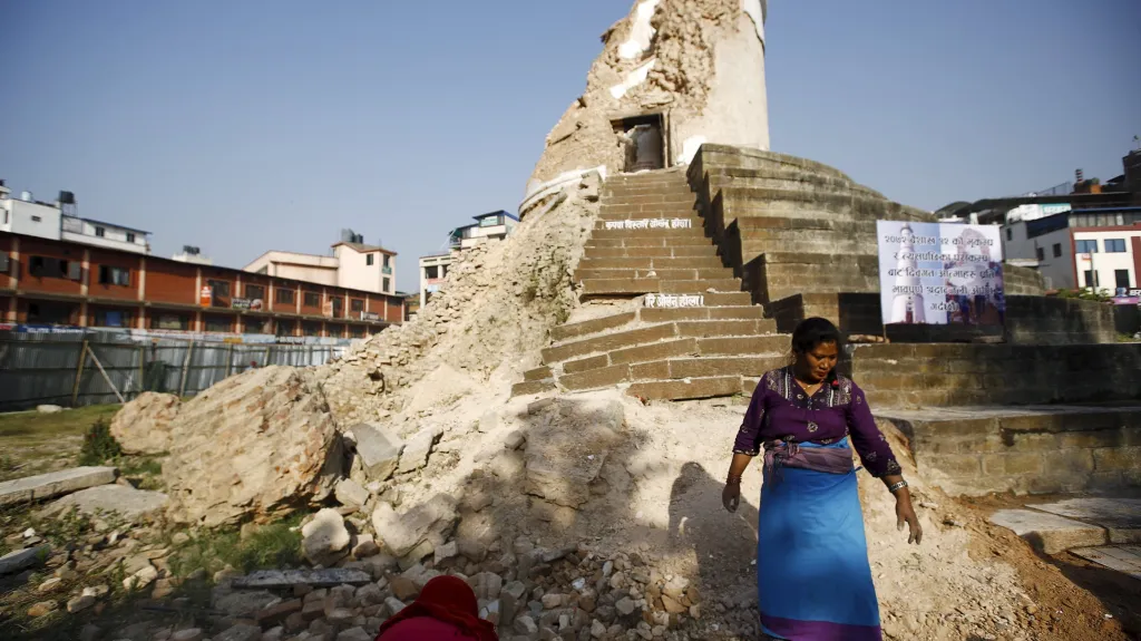 Zřícená věž Dharahara v metropoli Káthmándú. Jeden ze symbolů nepálského zemětřesení rok poté