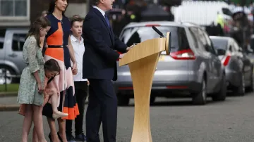 Cameron s rodinou naposledy před Downing Street 10