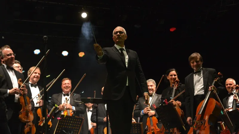 James Newton Howard a ČNSO při zahájení 52. MFF KV