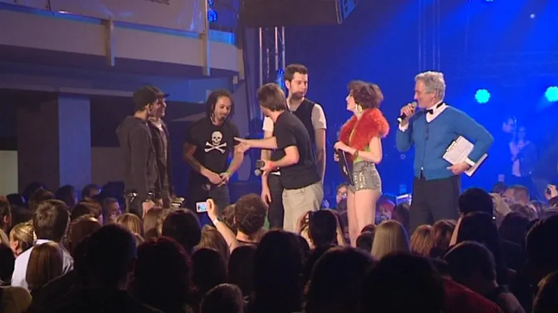 Skupina Mandrage přebírá cenu ankety Žebřík 2011 za svou skladbu Šrouby a matice