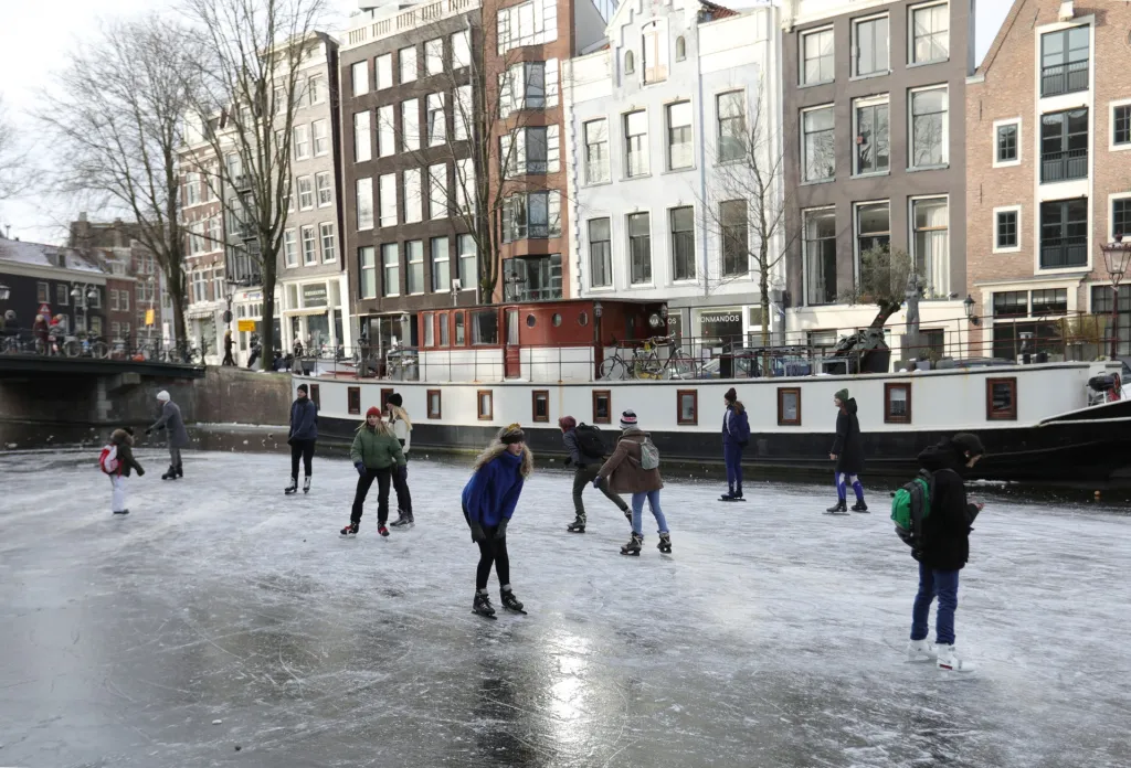 Zamrzlé kanály si užívají bruslařští nadšenci v Nizozemí