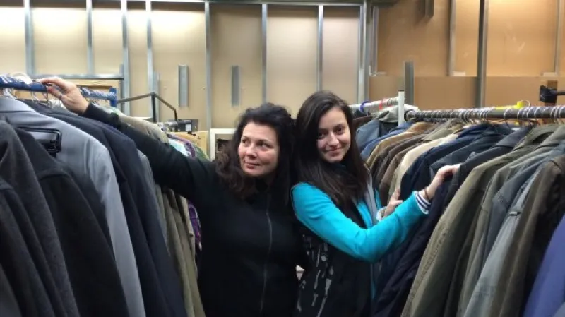 S Jitkou Matiáškovou a Míšou Svobodovou jsme se zkoušeli dopočítat, kolik kusů oblečení střeží v kostymérně. Na každé štangli máme nějakých pětadvacet kostýmů, to máme... víc než pět set kusů sak, kabátů a bund.