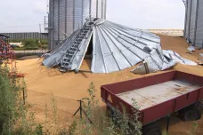 Místo sila jen hromada zrní. Rok stará věž neudržela 1200 tun pšenice a roztrhla se