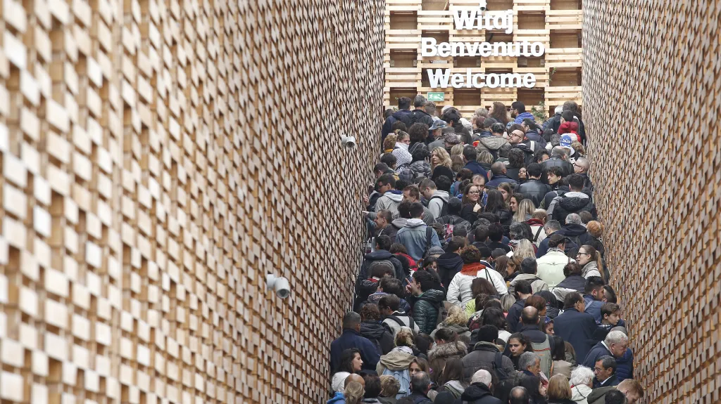 Fronta před polským pavilonem na Expo 2015