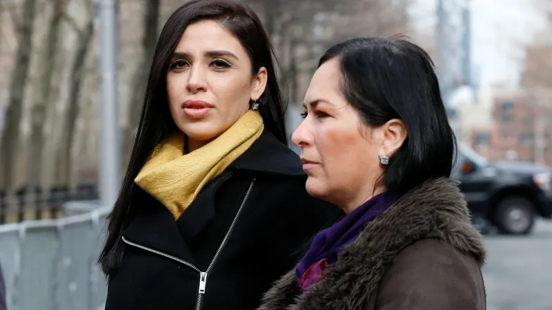 Guzmánova manželka Emma Coronelová (vlevo)