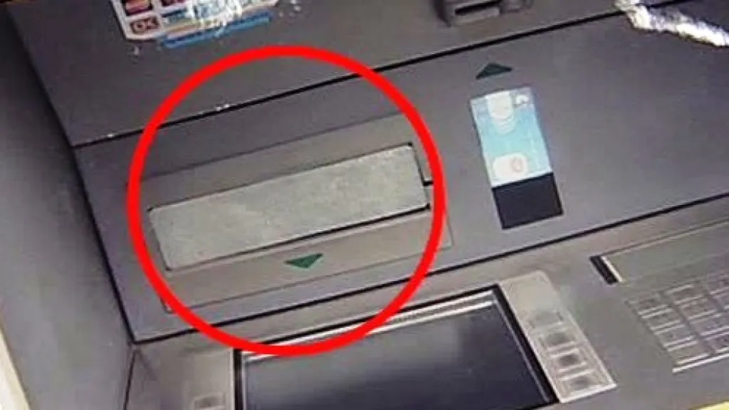 Zaslepovací lišta, pomocí které lze zachytit peníze v bankomatu
