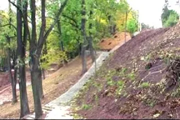 Žáci a studenti pomohli při výsadbě stromů v parku Alejka v Broumově