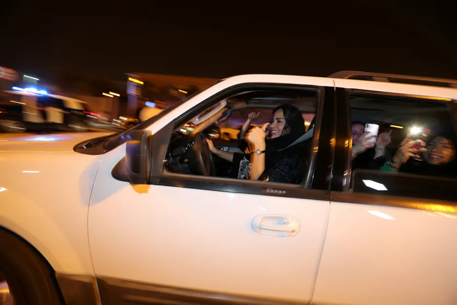 Žena ze Saúdské Arábie slaví se svými přítelkyněmi první oficiální den za volantem. Nábožensky konzervativní absolutní monarchie byla poslední zemí na světě, kde ženy dosud nesměly řídit auto