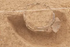 Archeologové našli tisíce let staré hroby. Odkryli je před stavbou dálnice do Starého Města
