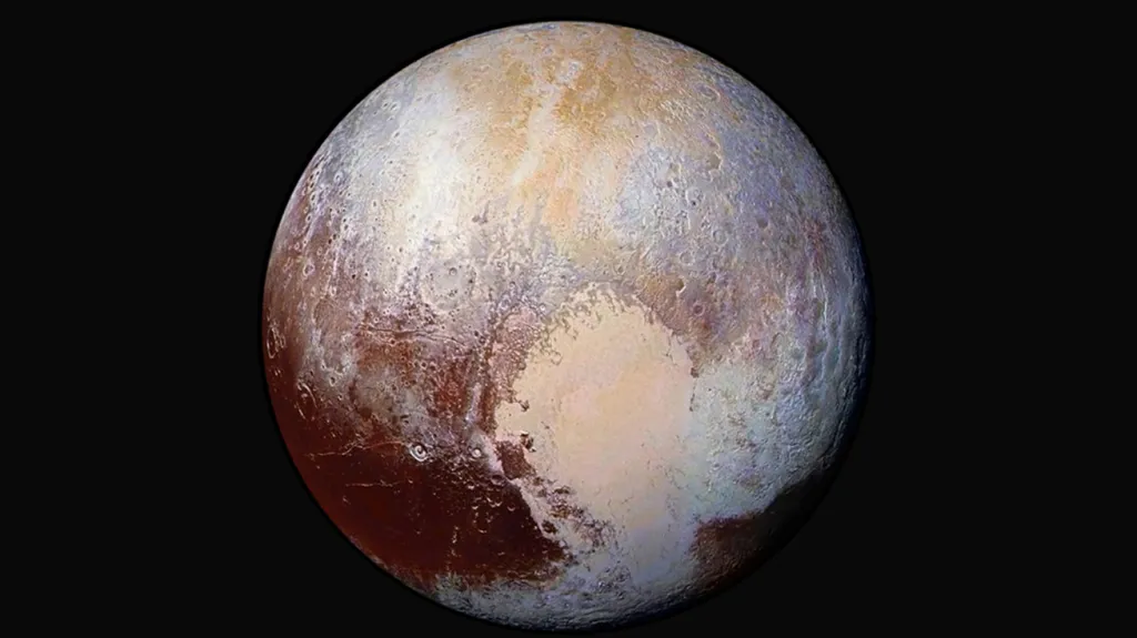 Fotografie Pluta kombinovaná ze čtyř snímků pořízených sondou New Horizons
