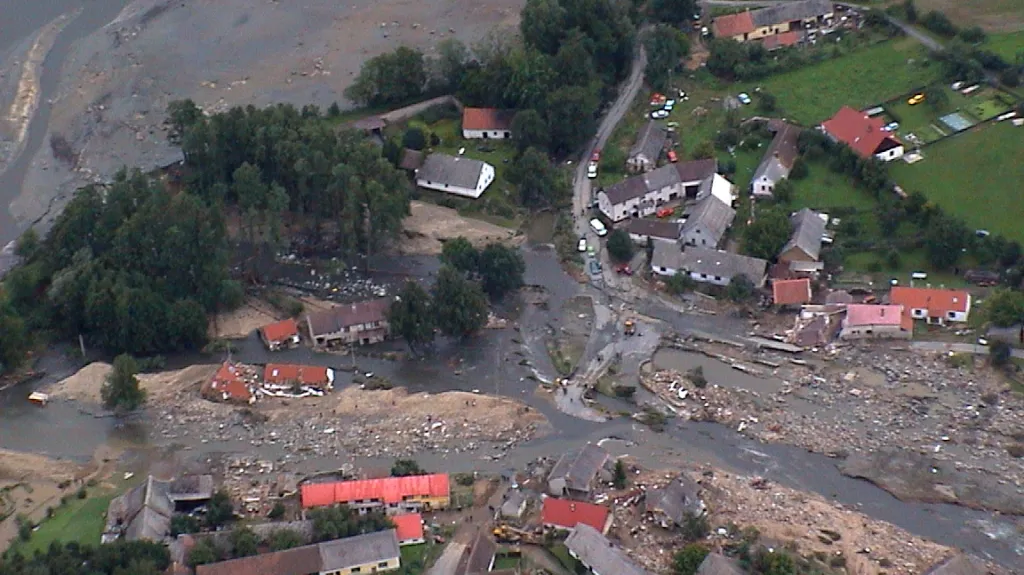 Voda zaplavila obec Metly ( 13. 8. 2002)