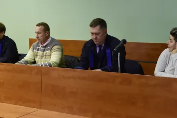 Manželský pár, který napadl skupinku romských dětí, odešel od soudu s podmínkou