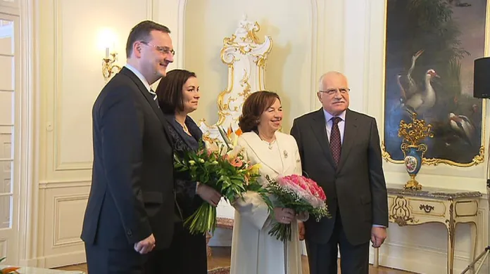 Prezident Václav Klaus s manželkou Livií přijali předsedu vlády Petra Nečase a jeho ženu Radku na novoročním obědě na zámku v Lánech.