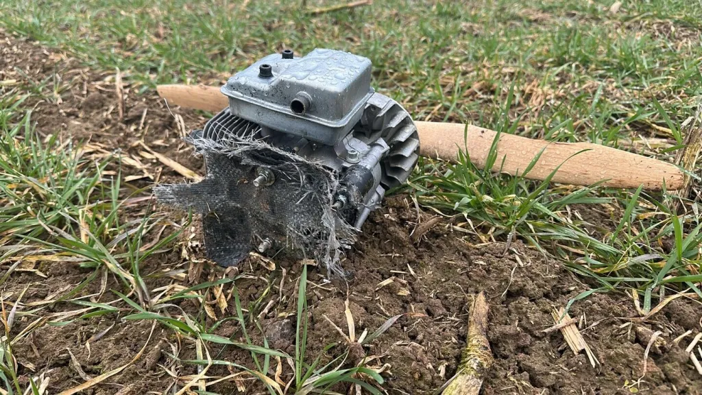 Úlomky dronu, který se zřítil v estonské obci Kastre