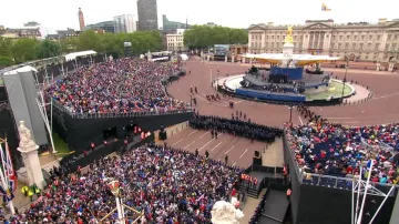 Davy lidí před Buckinghamským palácem