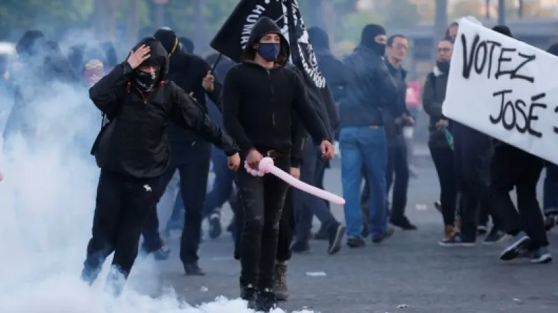 Střety policistů s demonstranty
