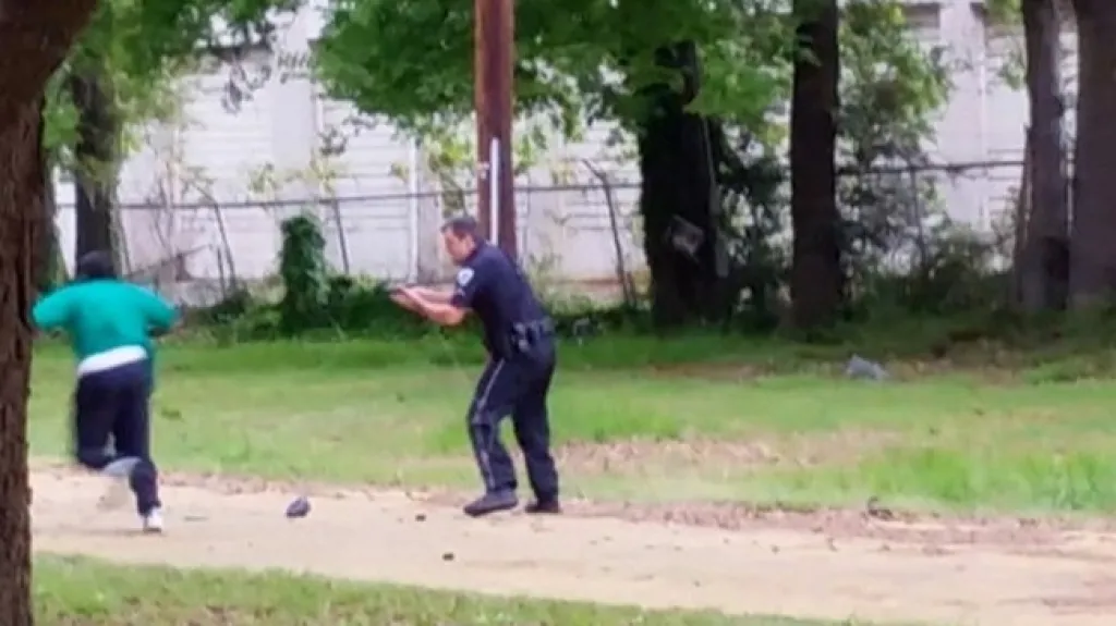 Video zachycující střelbu policisty Michaela Slagera na neozbrojeného Waltera Scotta