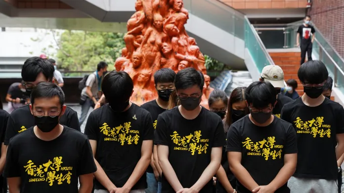 Hongkongští studenti drží minutu ticha za oběti masakru na náměstí Nebeského klidu u „Pilíře hanby“