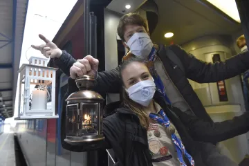 Skauti rozváželi po Česku betlémské světlo. Po Praze jezdila s plamínkem historická tramvaj