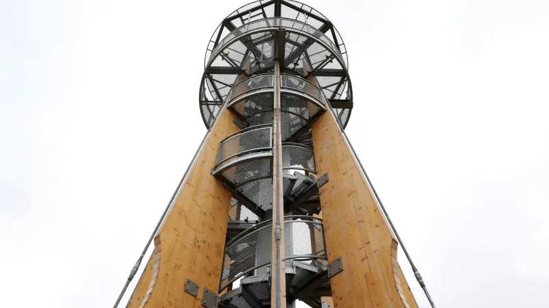 Dohlédnout lze z rozhledny na Moravskou bránu