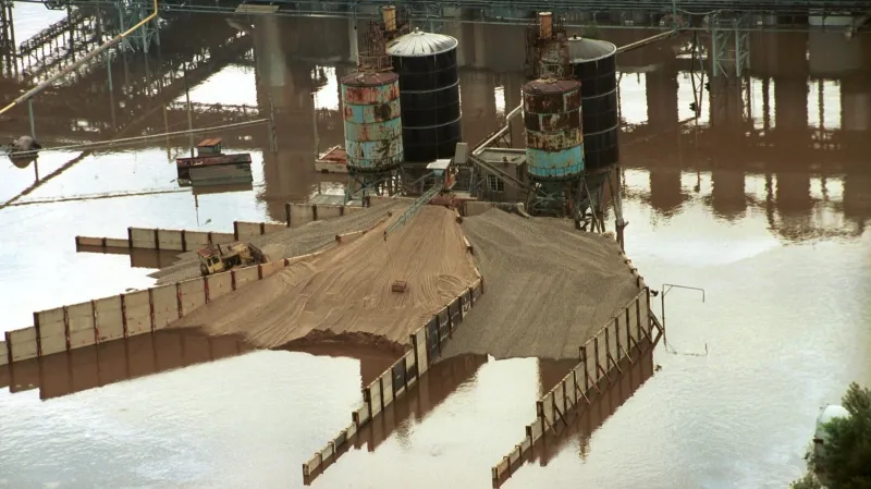 Zaplavená Spolana Neratovice v roce 2002