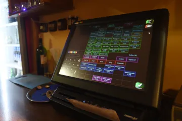 EET po devíti měsících: Úřady uložily pokuty za 15 milionů korun a osm podniků zavřely