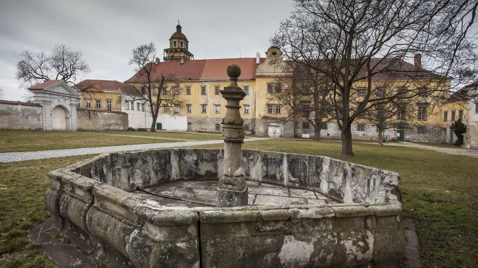 Zámek v Moravském Krumlově byl původně gotický hrad pánů z Lipé, pak renesančně přestavěn, nakonec barokně upraven a naposled obýván rodem Kinských až do roku 1945.