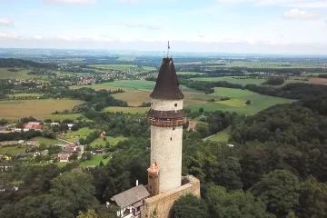 Zvenku na lanech, vevnitř po schodišti. Štramberskou trúbu opravují dělníci