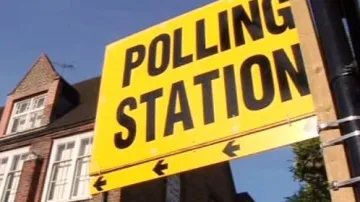 Volební místnost v Británii