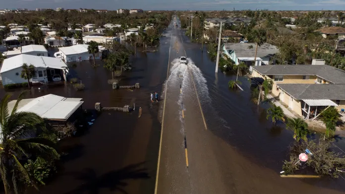 Zaplavená část města Fort Myers po hurikánu Ian na Floridě, USA