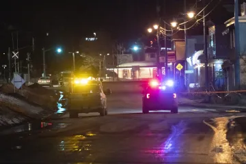 Dva lidé zemřeli po nárazu auta do lidí v Kanadě, řidič pravděpodobně ujížděl od předchozí nehody