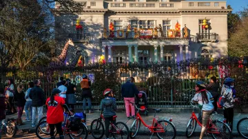 Tisíce domů lidé v New Orleans alespoň symbolicky v den Mardi Gras vyzdobili