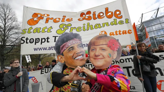 Desítky tisíc lidí protestovaly v Hannoveru proti dohodě TTIP
