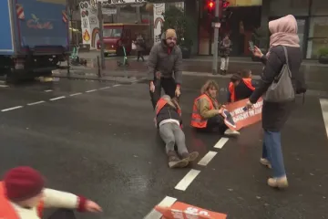 Klimatičtí aktivisté stupňují své akce. Na Poslední generaci se zaměřila velká policejní razie