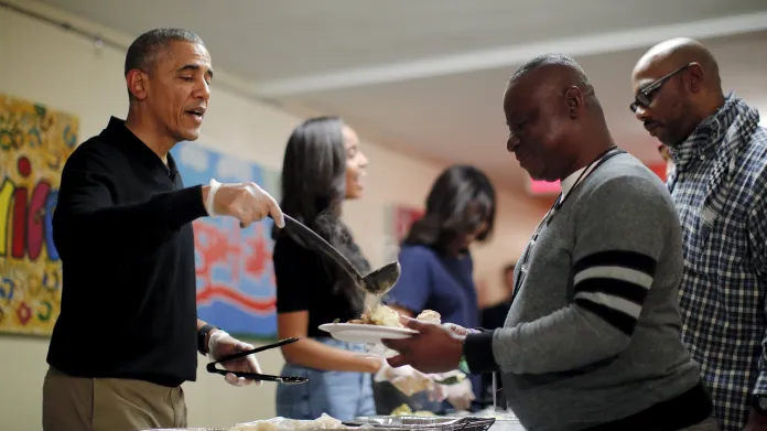 Na Den díkůvzdání rozdávala prezidentská rodina jídlo v centru pro bezdomovce