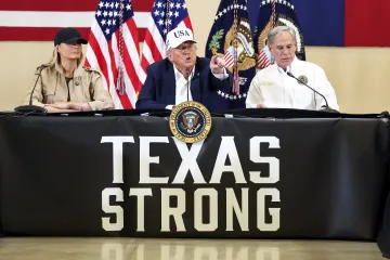 Trump v Texasu ocenil reakci na povodně. Čelil ale kritice