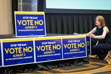 Voliči v Kansasu v referendu odmítli omezení či rušení potratových práv