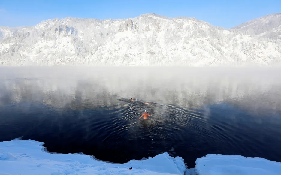 Členové Delfíního zimního plaveckého klubu si navzdory 28 stupňům pod nulou dávají pravidelnou týdenní koupel v ledových vodách zamrzlé řeky Jenisej v Rusku