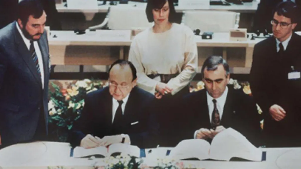 Hans-Dietrich Genscher podepisuje maastrichtskou smlouvu