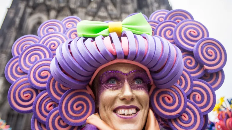 Účastnice kolínského karnevalu před hlavní katedrálou