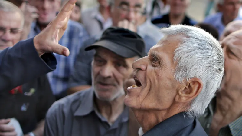 Hádka před řeckou Národní bankou v Athénách